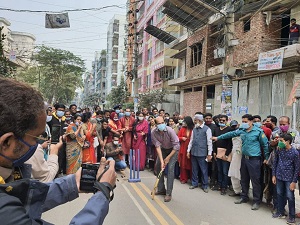 জনসমাগমে ক্রিকেট, বোল্ড আউট মেয়র আতিক